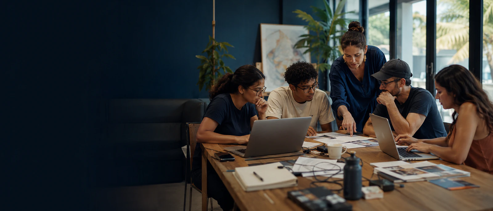 Grupo de adultos participando en un taller práctico de inteligencia artificial